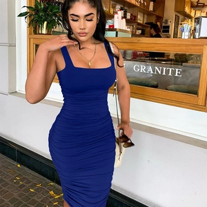 Détail d'une robe moulante bleue à col carré avec un tissu plissé et une coupe ajustée