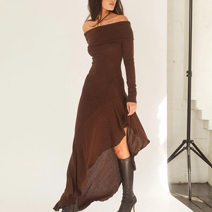 Détail de l'ourlet asymétrique et de la maille côtelée sur la robe à épaules dénudées