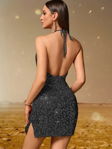 Détail du dos d'une robe licou à paillettes noires avec dos nu et fente latérale discrète