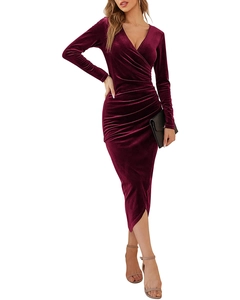Detailansicht des V-Ausschnitts und der Raffung an einem burgunderroten Samt-Midikleid