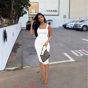 Détail d'une robe midi blanche sans manches avec fronces, col carré et coupe moulante