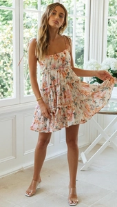 Vue détaillée des volants superposés et du motif floral sur cette robe courte d'été