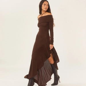 Vue détaillée de l'ourlet à volants asymétriques et texture en maille sur la robe marron