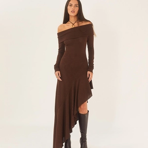 Détail d'une robe en maille marron à épaules dénudées avec texture côtelée et ourlet volanté
