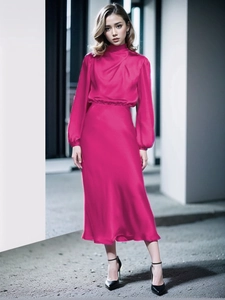 Elegante abito lungo in raso rosso rosa a maniche lunghe con vita aderente chic