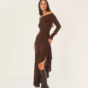 Détail de la robe longue en maille marron avec ourlet asymétrique à volants et texture fine