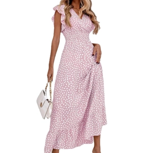 Elegante abito lungo rosa con scollo a V, maniche a volant e silhouette a trapezio a vita alta