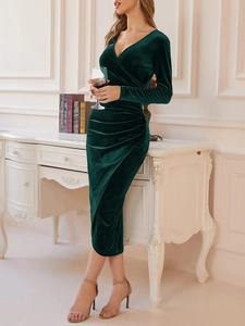 Detailansicht der eleganten Seitenraffung an einem dunkelgrünen V-Ausschnitt Samtkleid