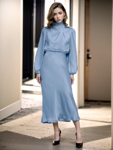 Elegante abito lungo in raso azzurro con maniche a lanterna e raffinato collo alto