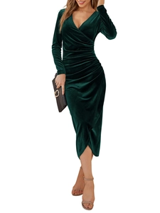 Detail eines eleganten dunkelgrünen Samtkleids mit V-Ausschnitt und asymmetrischem Saum