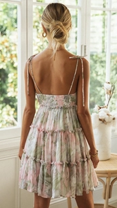 Détails du dos froncé et des bretelles nouées sur cette robe d'été fleurie courte