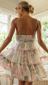 Détail du dos smocké élastique et ourlet à volants sur une robe d'été à fleurs