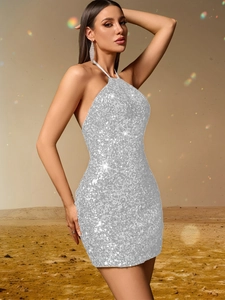 Gros plan sur les paillettes argentées scintillantes et le dos nu de cette robe de soirée