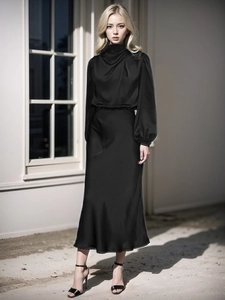 Elegante abito lungo in raso nero a maniche lunghe con collo alto e maniche a lanterna