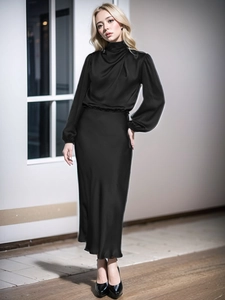 Elegante abito lungo in raso nero a maniche lunghe con una raffinata finitura lucida