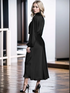 Elegante abito lungo in raso nero a maniche lunghe con finitura lucida e drappeggio