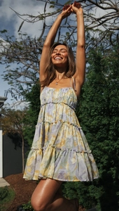 Détail d'une robe fleurie à volants avec fines bretelles et buste froncé de style été