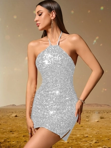Détail de la robe à paillettes dos nu montrant la texture argentée et la coupe ajustée