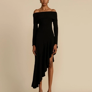 Robe moulante noire en tricot à épaules dénudées avec ourlet à volants asymétriques