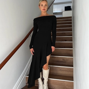 Détail de la robe noire à épaules dénudées avec texture côtelée et ourlet asymétrique