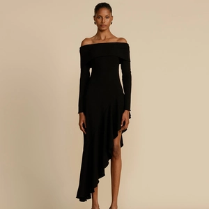 Détail d'une robe noire à épaules dénudées avec ourlet asymétrique à volants chic