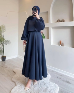 Detalle del conjunto de vestido azul oscuro con mangas farol y flores 3D en el cuello