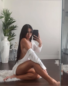 Gros plan sur la texture en maille blanche délicate et le dos nu de cette robe de plage