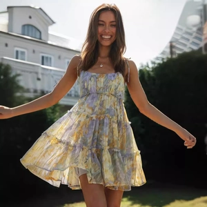 Mini robe à fleurs avec volants superposés et fines bretelles pour les vacances d'été