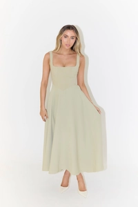Détail du décolleté carré et des larges bretelles sur la robe midi vert sauge