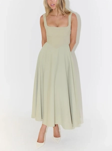 Détail de robe midi vert sauge avec corsage ajusté et découpe de taille en V