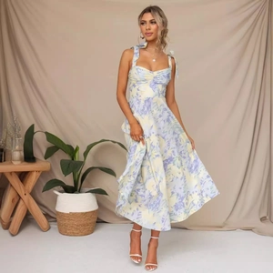 Französisches Vintage-Midi-Blumenkleid mit Herz-Ausschnitt und Bindebändern an Schultern