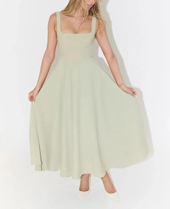 Détail d'une élégante robe d'été vert sauge avec col carré et corsage de style corset