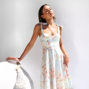 Schmales V-Ausschnitt Midi-Blumenkleid mit Bindeträgern und blauem Sommer-Botanikdruck