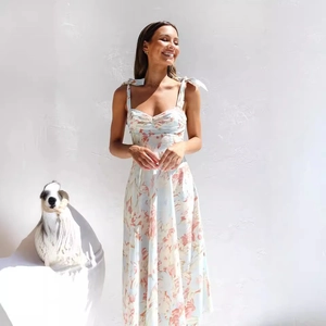 Eng anliegendes Midi-Blumenkleid in Hellblau mit rosa Blüten und Schleifen-Schulterträgern