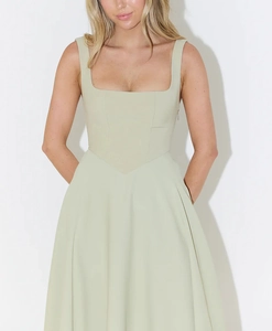 Détail de l'encolure carrée et de la taille ajustée sur cette robe d'été vert clair