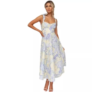 Eng anliegendes Midi-Sommerkleid mit V-Ausschnitt und Blumenmuster in Gelb und Violett