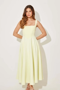 Détail de la robe midi sans manches jaune pâle avec col carré et jupe plissée élégante