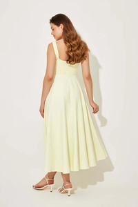 Robe midi jaune pâle élégante avec de larges bretelles et un ourlet fluide en ligne A