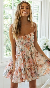 Zomerse mini-jurk met bloemenprint, gelaagde rok en dunne bandjes in oranje tinten