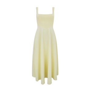 Détail d'une robe jaune clair sans manches avec décolleté carré et larges bretelles