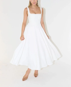 Détail d'une robe blanche sans manches à col carré et jupe évasée à plis élégants