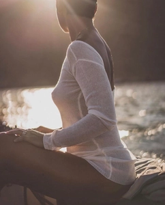 Détail du cache-maillot blanc en maille montrant la texture ajourée sous la lumière du jour