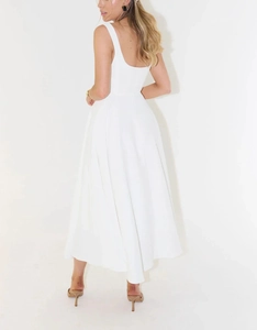 Détail élégant du dos en U d'une robe mi-longue blanche sans manches à coupe trapèze