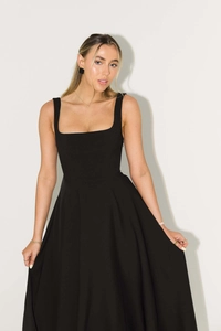 Détail d'une robe midi noire sans manches avec encolure carrée et jupe évasée en ligne A