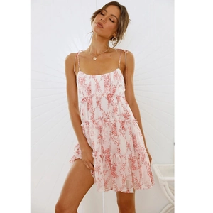 Witte dames zomerjurk met rode bladerprint en spaghettibandjes, gelaagd mini-ontwerp