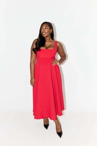 Détail d'une robe midi rouge sans manches avec col carré et jupe évasée de style ligne A