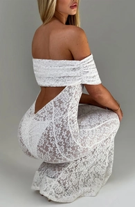 Détail de la robe en dentelle blanche avec épaules dénudées et élégant dos ouvert