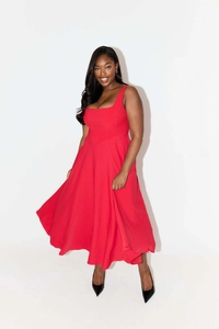 Détail de la robe midi rouge sans manches avec col carré et silhouette trapèze