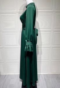 Détails de la robe en satin vert foncé élégante avec poignets à volants et lien à la taille