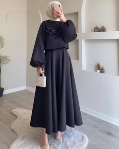 Conjunto de vestido negro modesto de dos piezas con mangas de linterna y flores en 3D